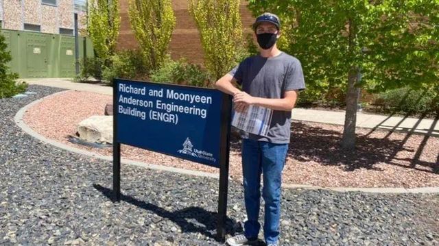 ‘리처드 앤 문인 앤더슨 공학관(ENGR)’ 표지판 옆에 선 로빈슨의 모습