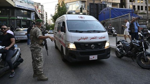 골목길을 달리는 구급차