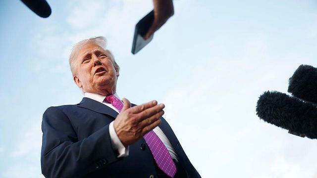 기자들의 질문을 받는 트럼프 대통령