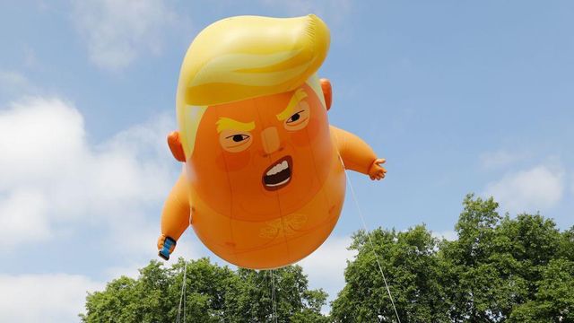 하늘에 떠 있는 '기저귀 찬 아기 트럼프' 풍선