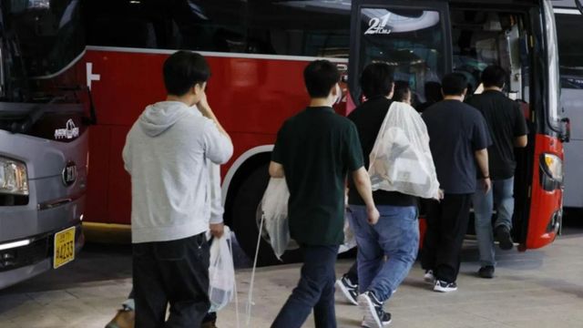 인천공항에서 버스에 탑승하는 귀국 근로자들