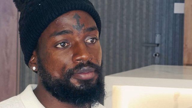 이마에 독특한 닻 문신이 있는 트로이의 모습