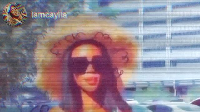 모자와 선글라스를 착용한 젊은 여성의 모습