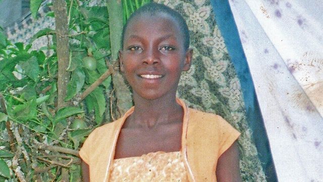 노란색 상의를 입고 미소 짓는 모닉의 사진