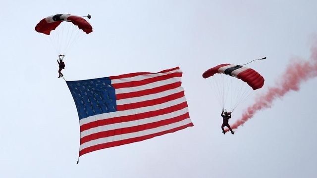 상공에 미국 성조기를 펼치는 퍼포먼스