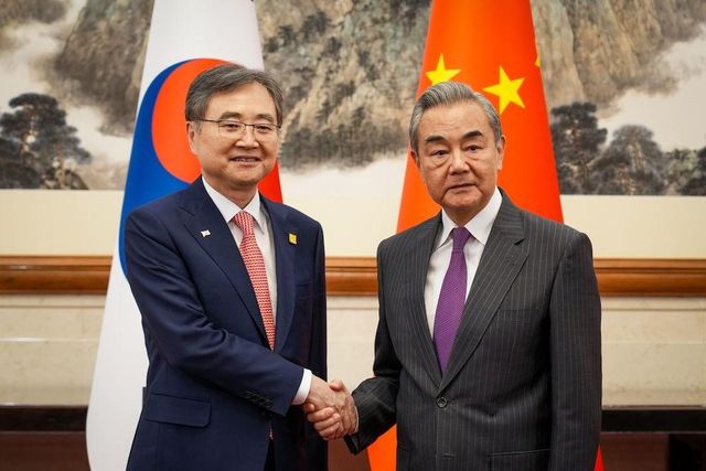 조현 외교부 장관이 왕이 중국 외교부장과 악수하고 있다