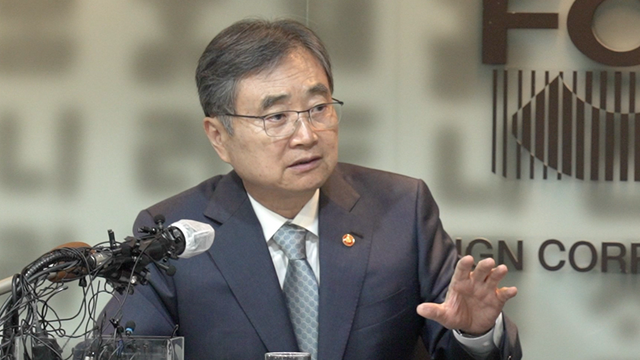 마이크 앞에서 발언 중인 조현 외교부 장관