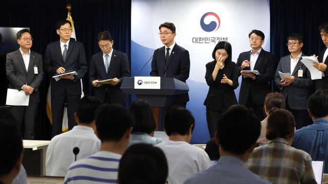 류제명 과학기술정보통신부 제2차관과 권대영 금융위원회 부위원장이 19일 오전 서울 종로구 정부서울청사에서 열린 해킹 대응을 위한 과학기술정보통신부-금융위원회 합동 브리핑에서 KT 및 롯데카드 해킹 사태 질문에 답하고 있다.