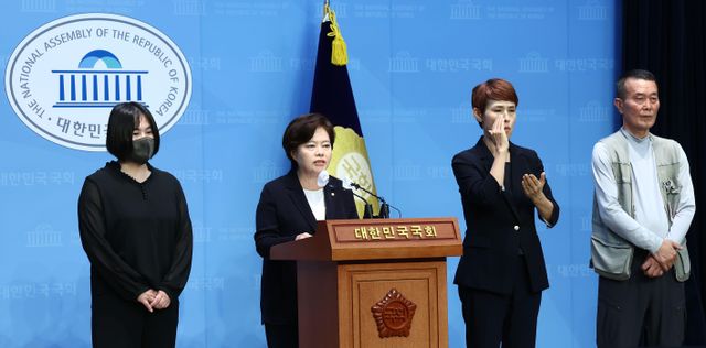 정춘생 조국혁신당 의원과 교제폭력사건 피해자 유가족들이 5일 오전 서울 여의도 국회 소통관에서 교제폭력피해자보호법 발의 기자회견을 하고 있다. 