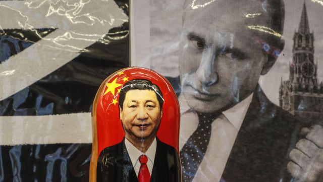 푸틴 대통령을 배경으로 서 있는 시진핑 중국 국가주석 인형