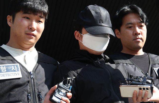 '교제 살인’ 의대생 최모(25)씨가 14일 오전 서울 서초구 서초경찰서에서 검찰로 구속송치되고 있다