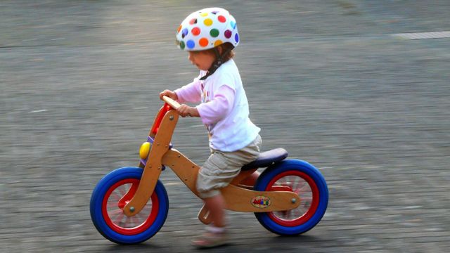 밸런스 바이크를 타는 아이