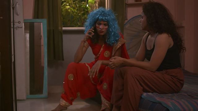 두 여성이 나란히 앉아 있는 영화 속 한 장면