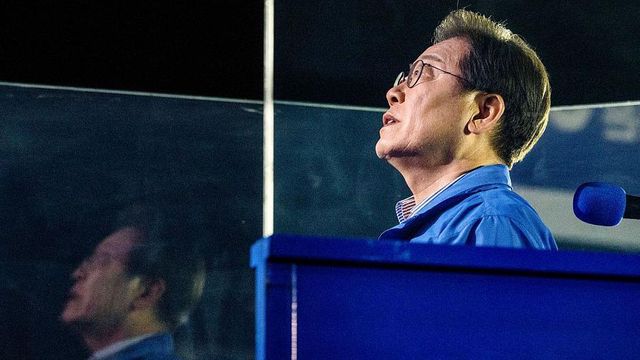 2025년 6월 2일, 대통령 선거를 하루 앞두고 열린 마지막 선거 유세에서 이재명 당시 더불어민주당 대통령 후보가 애국가를 부르고 있다