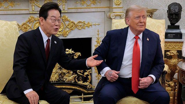 도널드 트럼프 미국 대통령(오른쪽)과 이재명 한국 대통령이 2025년 8월 25일 워싱턴 DC 백악관에서 열린 한미정상회담에 앞서 기자들과 대화하고 있다