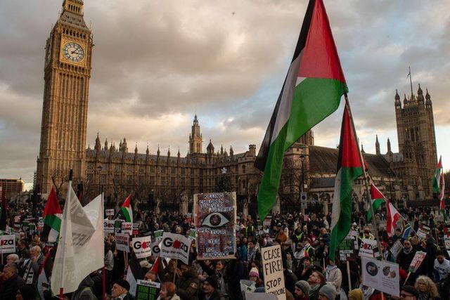 활동가들이 영국 런던 팔리아멘트 광장에 모인 모습