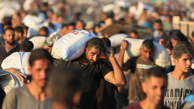 가자지구 북부 베이트 라히아에서 구호 물품을 들고 가는 팔레스타인인