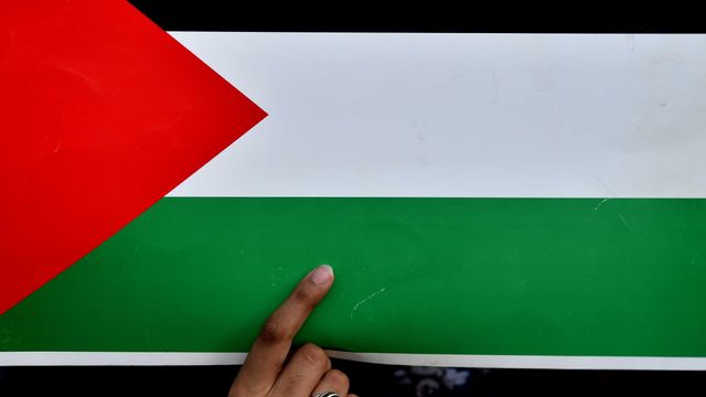 2024년 5월 16일 파키스탄 카라치에서 열린 팔레스타인 연대 집회에서 ‘이마미아 학생회(ISO)’지지자가 팔레스타인 국기를 들고 있는 모습