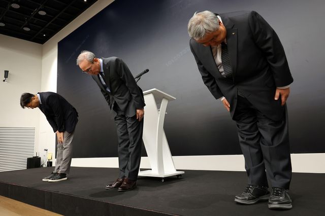 김영섭 KT 대표이사가 11일 오후 서울 종로구 KT 광화문 West 사옥에서 소액결제 피해 관련 기자 브리핑에 앞서 고개숙여 사과를 하고 있다.