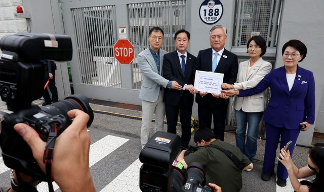 22일 서울 주한미국대사관을 방문한 김상욱(왼쪽부터), 김준혁, 이재강, 권향엽, 임미애 더불어민주당 초선의원들이 '조지아 한국인 구금 사태 해결 촉구 및 한미 관세 협상 관련 입장 서면문'을 들고 기념촬영을 하고 있다