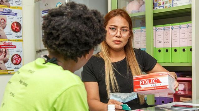 2023년 7월 태국 클롱 프라오의 한 간호사가 임산부들에게 제공되는 엽산 상자를 보여주는 모습