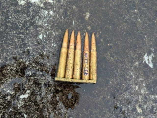 '반 ICE'라고 적힌 탄피