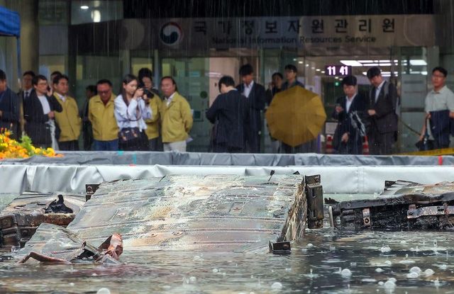 국가정보자원관리원 화재 현장에 소실된 리튬이온배터리가 소화 수조에 담겨 있다 