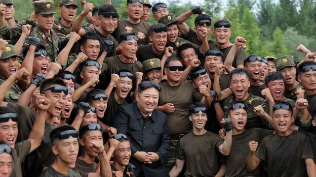 북한 조선중앙통신이 2025년 8월 28일에 공개한 날짜 미상의 사진에서 북한 지도자 김정은이 비공개 장소에 위치한 특수작전 훈련 기지를 방문해 군인들과 함께 기념사진을 찍고 있다