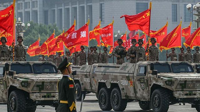 붉은 깃발을 단 군용 차량의 행진