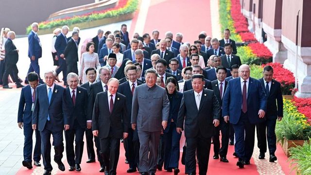 중국 전승절 80주년 기념 행사에서 시진핑 중국 국가주석, 블라디미르 푸틴 러시아 대통령과 함께 어깨를 나란히 하고 걷는 김정은 북한 국무위원장 