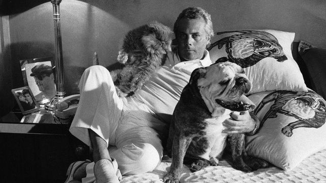 애완견을 안고 있는 아르마니의 모습