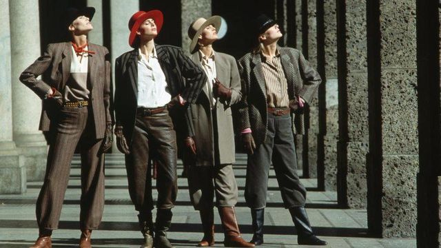 아르마니 정장을 입은 여성 모델들의 모습