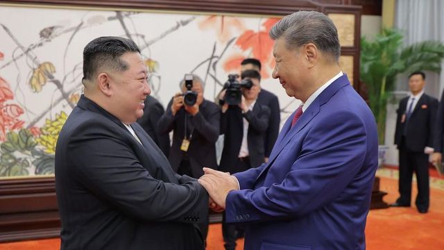 손을 맞잡은 김정은과 시진핑