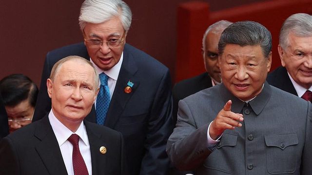 블라디미르 푸틴 대통령과 시진핑 주석이 대화를 나누며 한 곳을 쳐다보고 있다