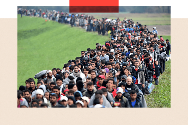 경찰의 지도에 의해 안내되고 있는 이주민