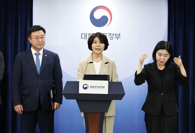 한정애 더불어민주당 정책위의장과 윤호중 행정안전부 장관이 7일 서울 종로구 정부서울청사에서 제3차 고위당정협의회 결과 브리핑을 하고 있다. 