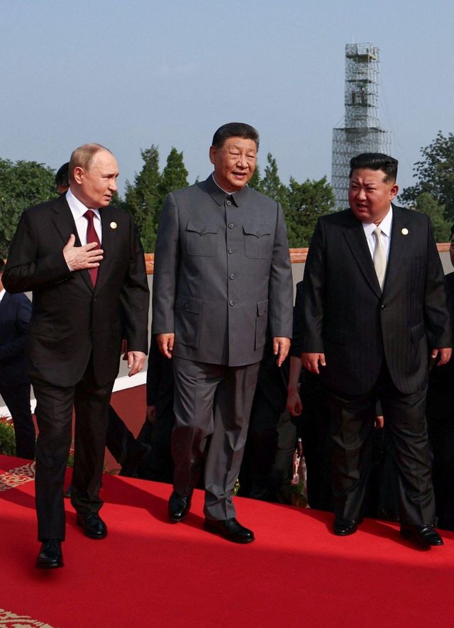 블라디미르 푸틴 러시아 대통령과 시진핑 중국 국가주석, 김정은 북한 국무위원장이 2025년 9월 3일 중국 베이징에서 열린 제2차 세계대전 종전 80주년 기념 군사 퍼레이드에 참석하기 위해 걸어가고 있다 
