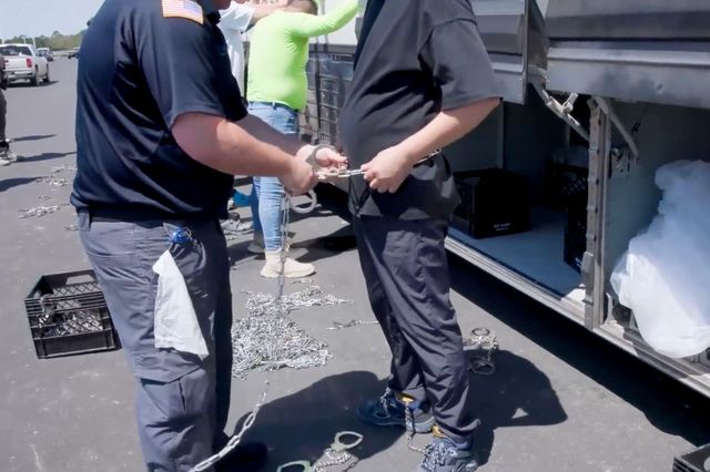 체포되고 있는 배터리공장 한국인 근로자들