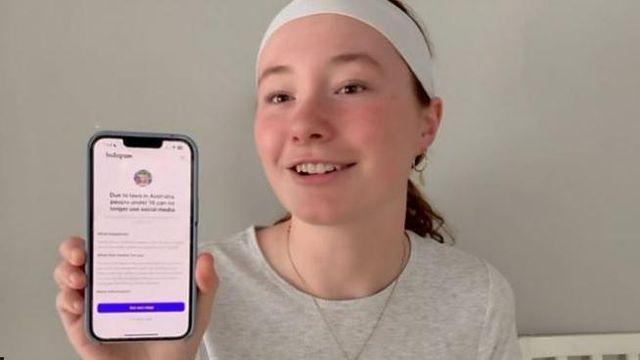 호주의 소셜미디어 이용 금지 조치 이후, 15세 소녀 룰루는 자신의 소셜미디어 사용 시간을 기록하고 있다. 룰루가 휴대폰 화면을 보여주고 있다