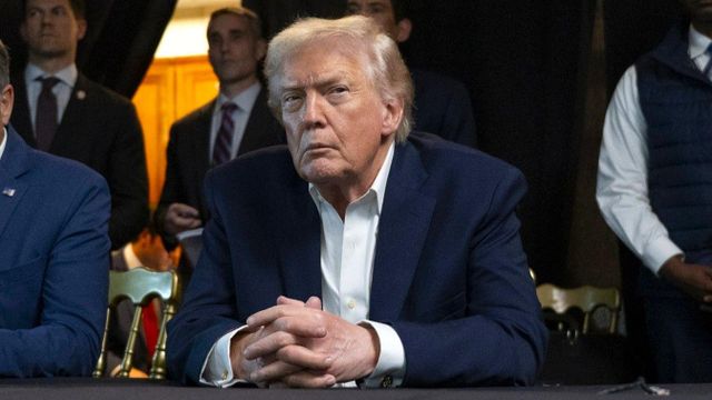 도널드 트럼프 대통령이 책상 앞에 두 손을 맞잡고 앉아서 카라카스 급슥 작전이 진행되는 것을 보고 있다