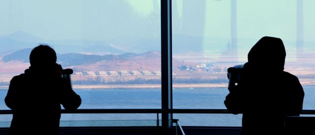 10일 인천 강화군에 위치한 '평화전망대'를 찾은 관람객들이 망원경을 통해 북한 개풍군 일대를 관찰하고 있다