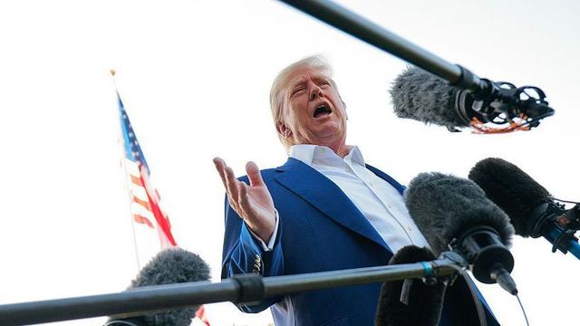 야외에서 답변 중인 트럼프 대통령의 모습