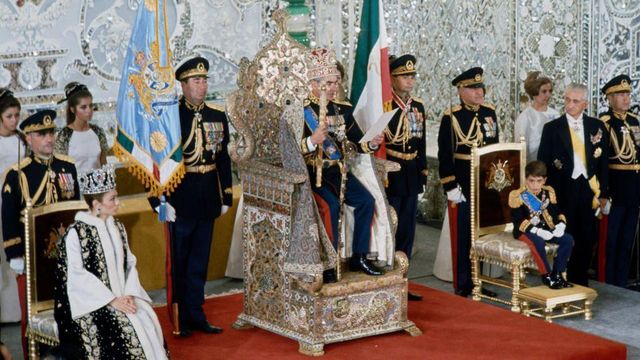 1967년 10월 26일, 이란 테헤란에서 열린 무하마드 레자 팔라비(1919-1908)와 그의 아내 파라의 대관식. 왕세자 레자 팔라비 또한 국왕 옆에 앉아 있다