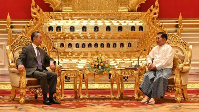 2024년 8월 미얀마 수도 네피도에서 왕이 중국 외교부 장관과 회담 중인 민 아웅 흘라잉 최고사령관