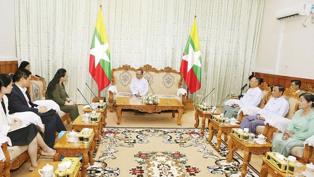 2025년 11월 28일 미얀마 수도 네피도에서 마 지아 중국 대사가 탄 소이 미얀마 연방선거위원회 위원장을 만난 모습