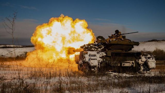 2024년 1월 눈 내린 도네츠크에서 우크라이나 전차가 러시아 진지를 향해 사격하는 모습