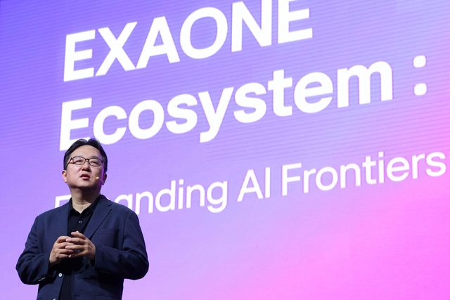 최정규 LG AI연구원 AI에이전트그룹장이 지난 7월 오전 서울 강서구 마곡 LG사이언스파크 컨버전스홀에서 열린 'LG AI 토크 콘서트 2025'에서 엑사원(EXAONE) 생태계를 소개하고 있다. 최 그룹장 뒤로 분홍색 바탕에 엑사원이라는 단어가 화면에 크게 나와 있다. LG AI연구원은 이날 의료, 데이터 학습 등 다양한 분야에 활용되는 AI 모델 '엑사원' 생태계를 처음 공개했다