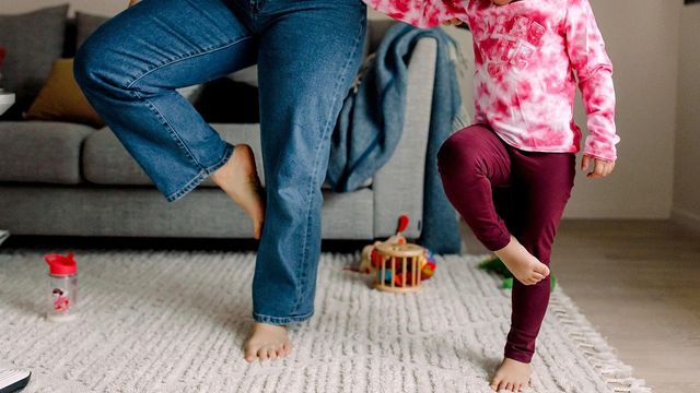 한 발로 선 아이와 어른의 다리 