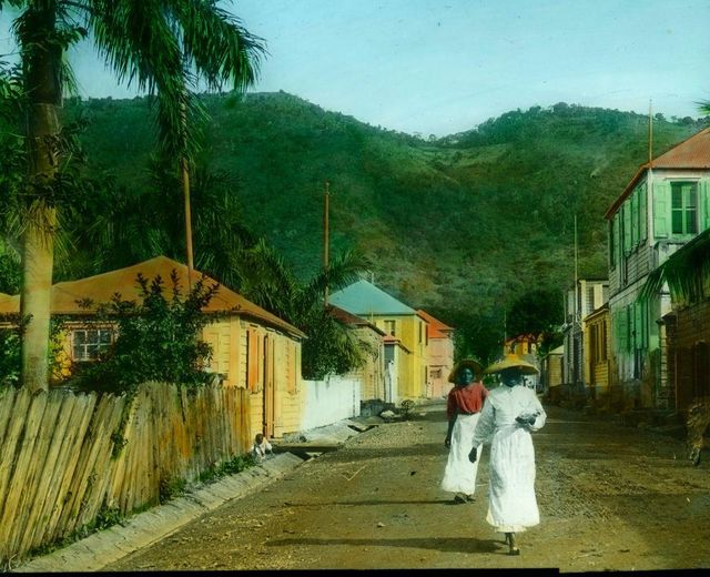 1890년경 미국령 버진아일랜드 세인트토마스의 거리를 걷는 흰색 원피스 차림의 여성들