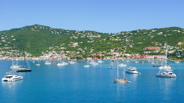 미국령 버진아일랜드의 푸른 바다와 흰 요트